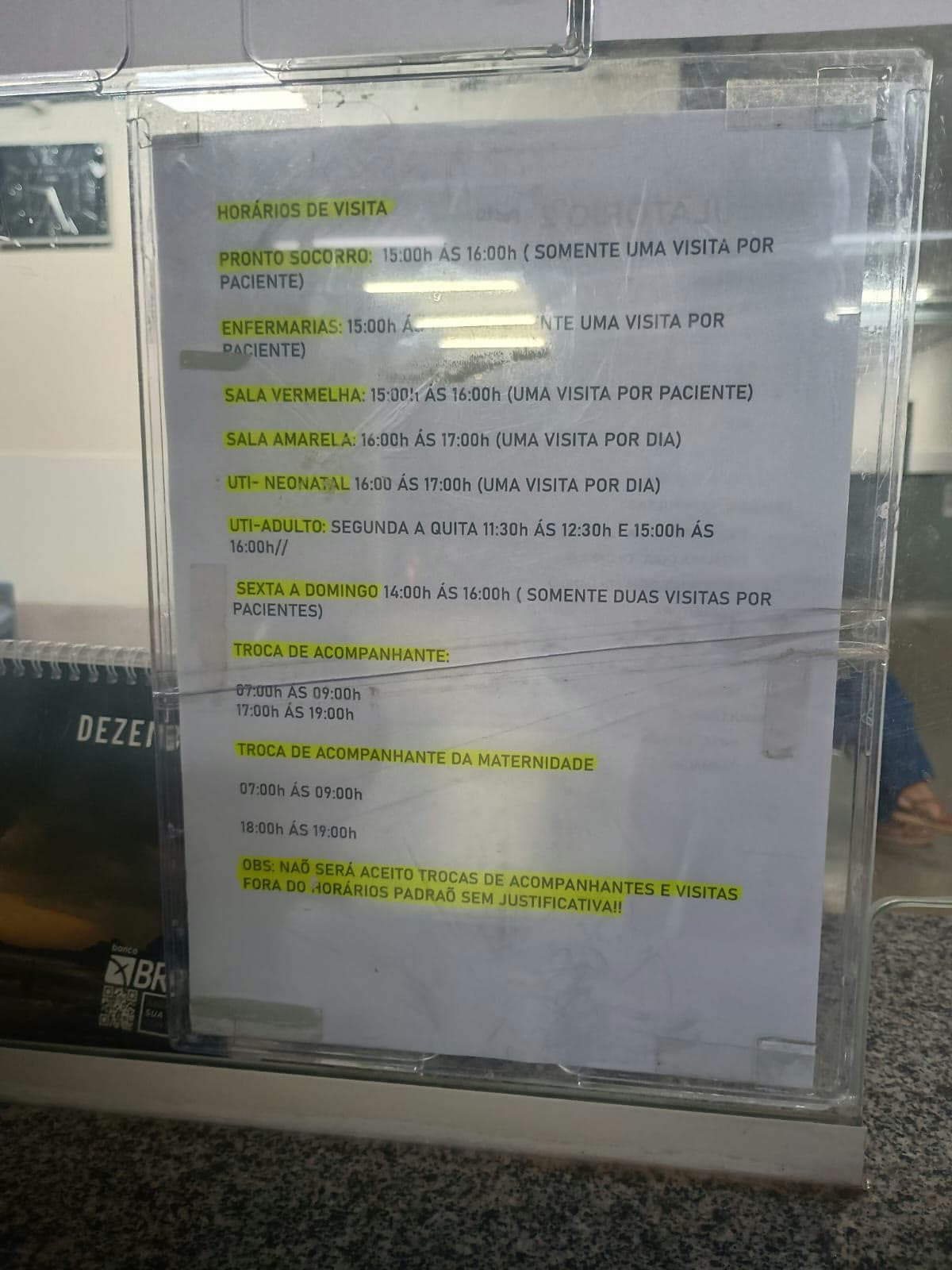 Cartaz de horários de visita do hospital