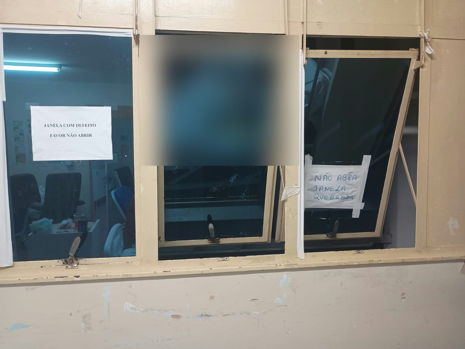Janela quebrada com aviso de que não deve ser aberta