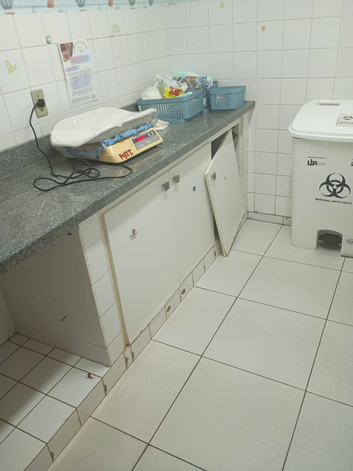 Copa de neonatologia com armário de porta quebrada