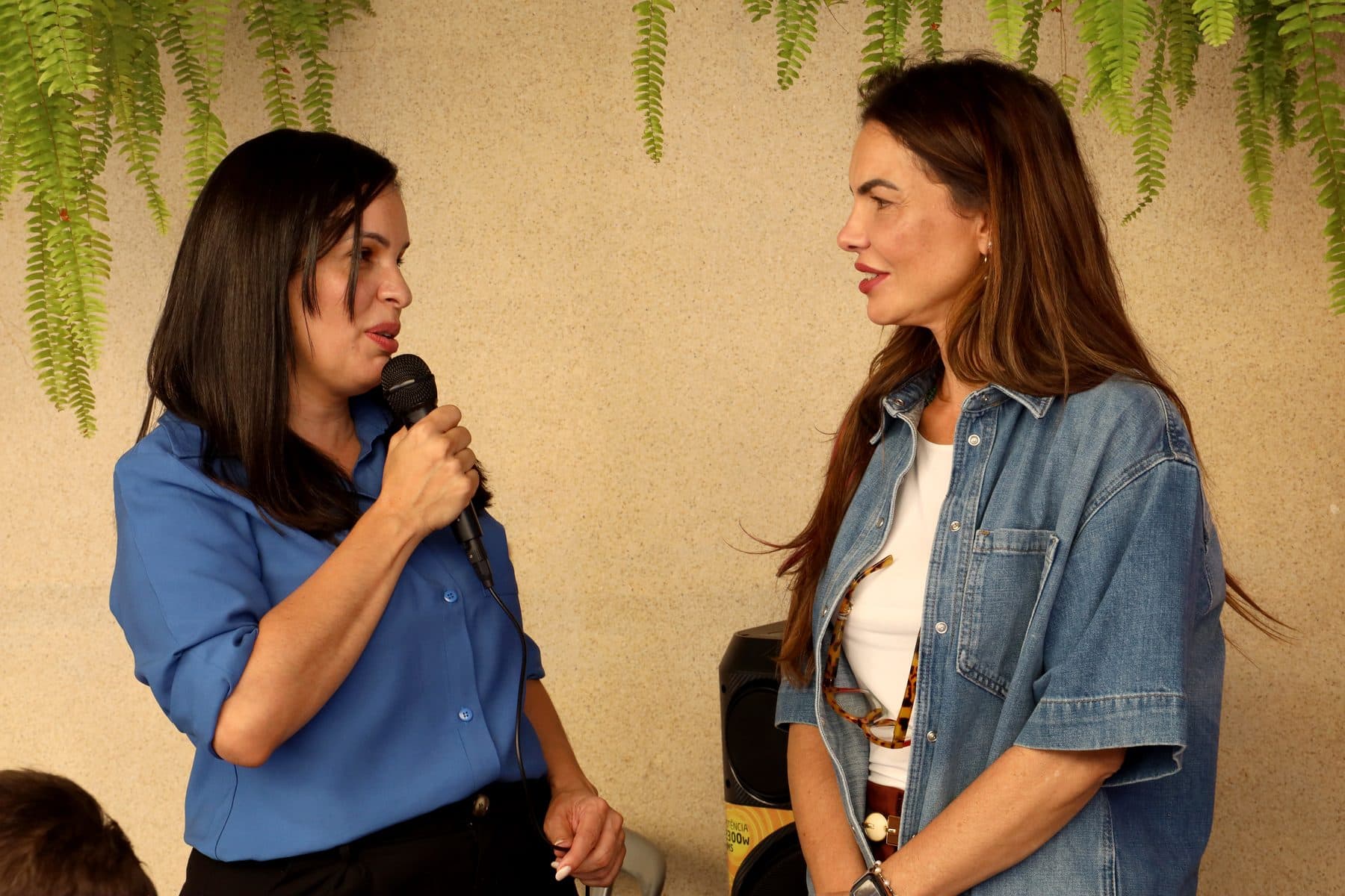 Daniela Ciriaco conversando durante o lançamento da pré campanha